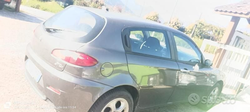 Usata Alfa Romeo 147 101 CV (74 kW) 2008 Grigio Utilitaria