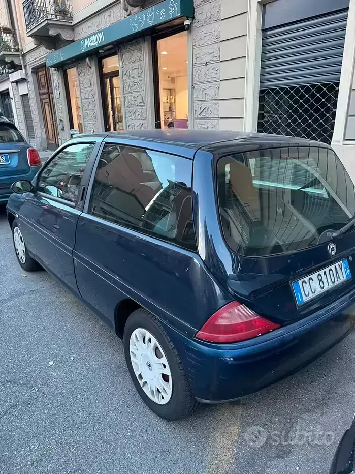 Usata Lancia Ypsilon 60 CV (44 kW) 2002 Bluazzurro Utilitaria