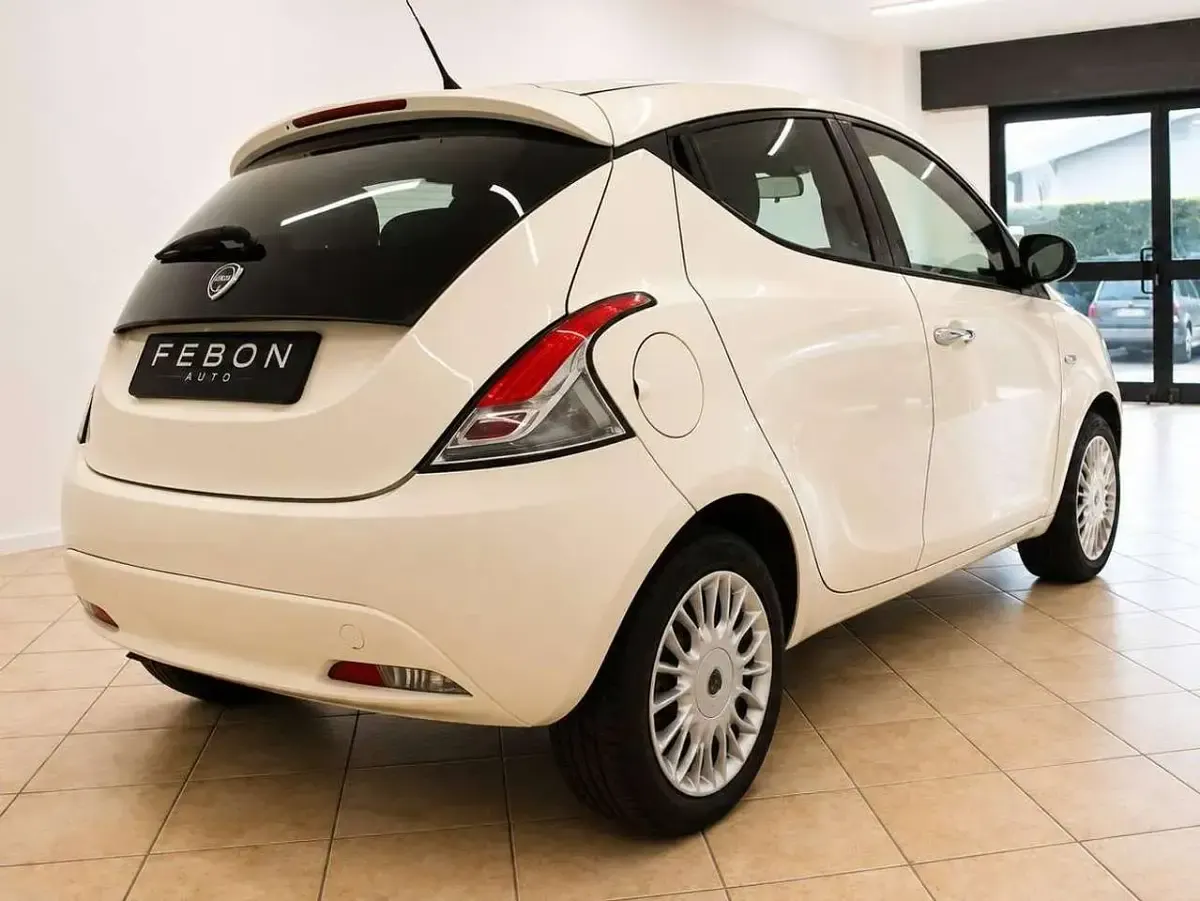 Usata Lancia Ypsilon Gold 69 CV (50 kW) 2018 Bianco Utilitaria