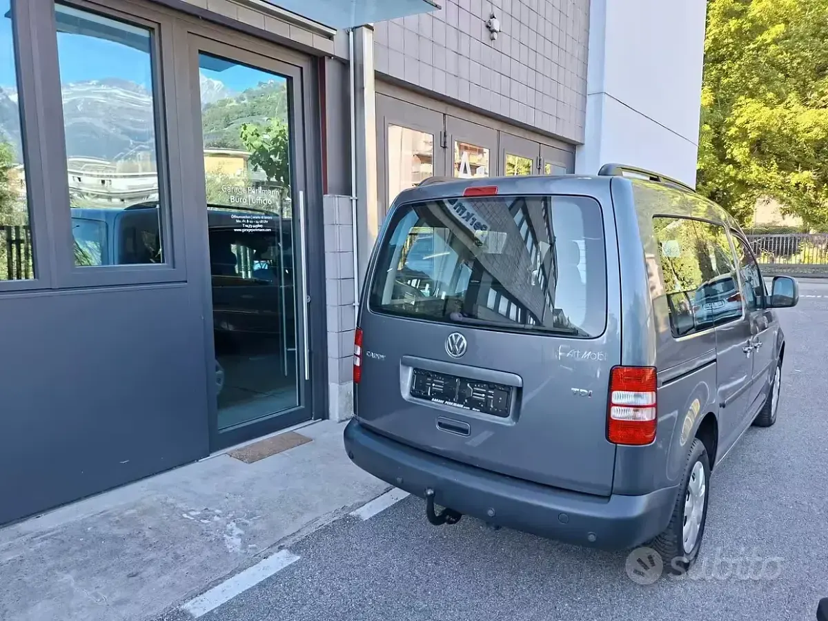 Usata VW Caddy Trendline 102 CV (75 kW) 2011 Grigio Monovolume