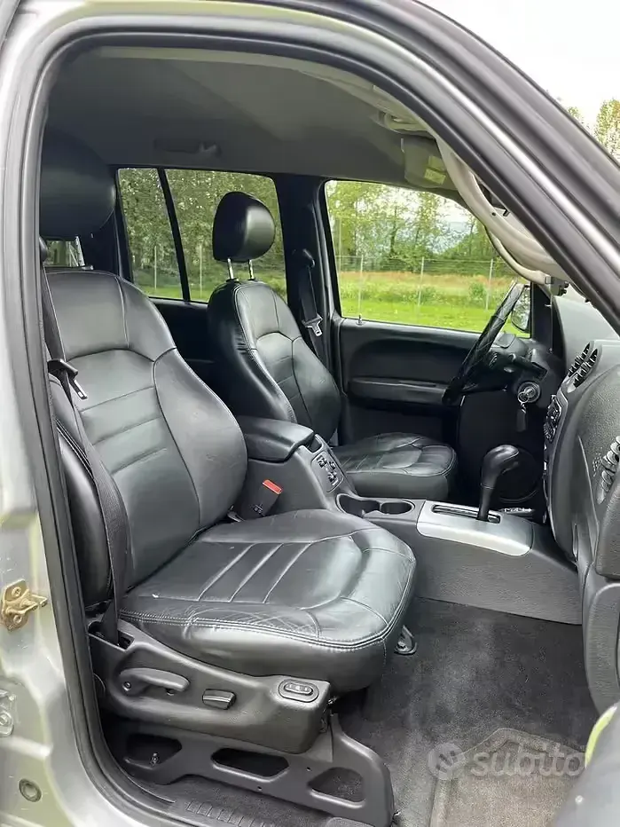 Usata Jeep Cherokee 163 CV (119 kW) 2004 Grigio SUV