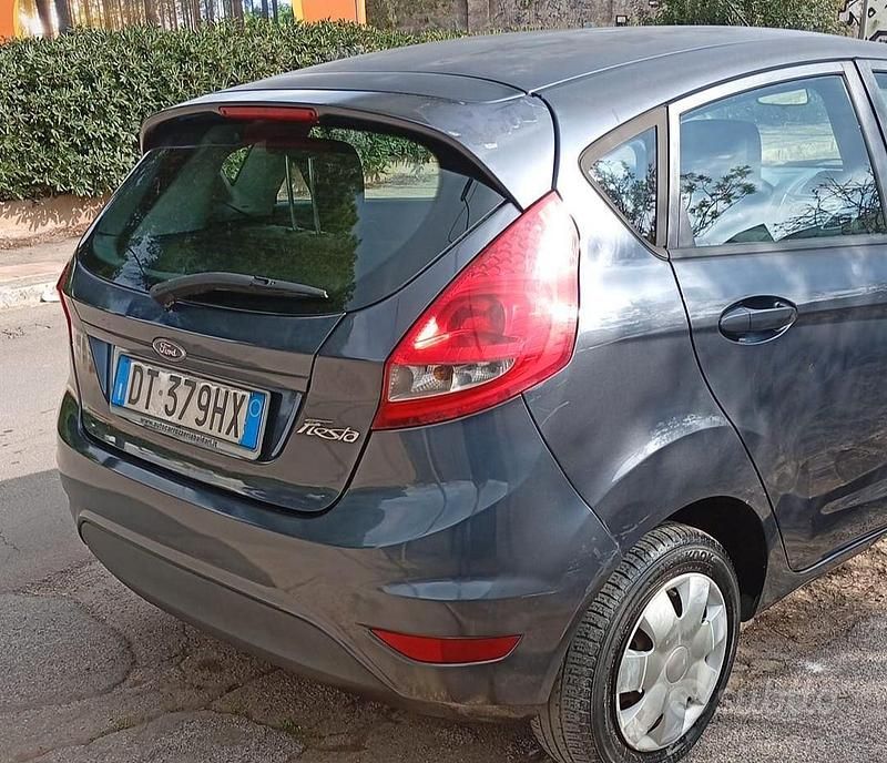 Usata Ford Fiesta Titanium 68 CV (50 kW) 2008 Grigio Utilitaria