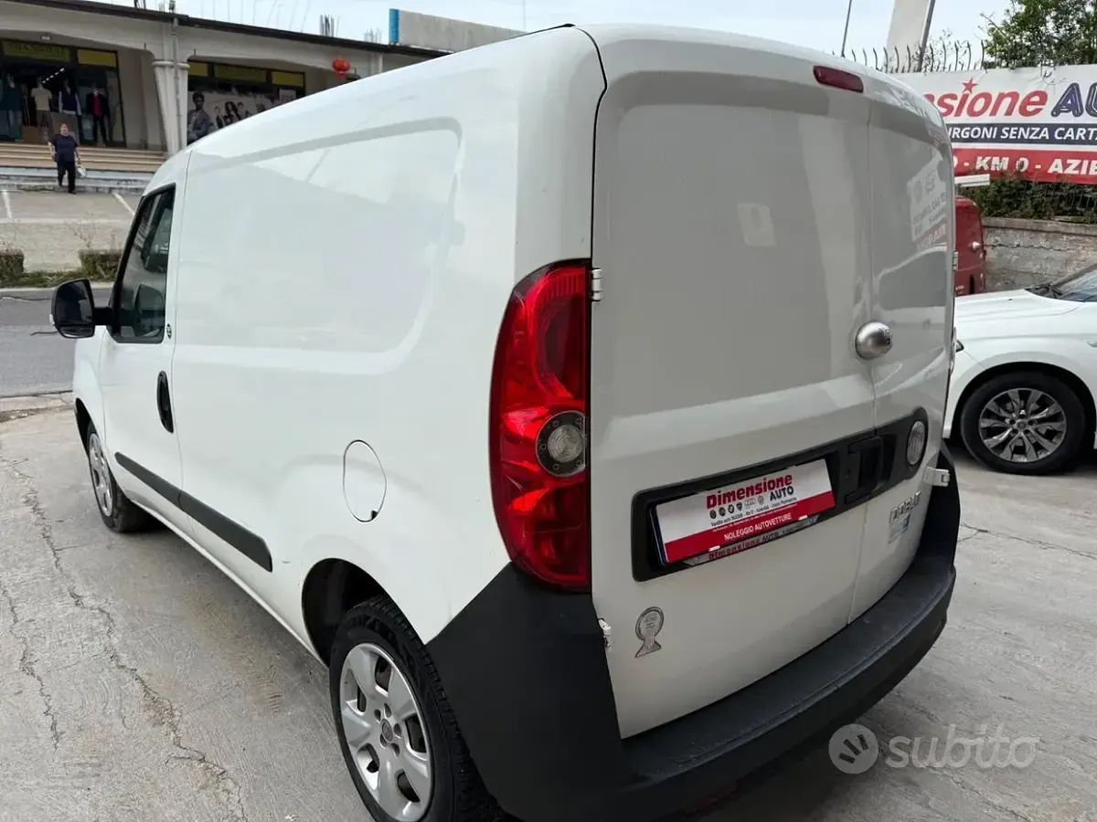 Begagnad Fiat Doblò 90 HK (66 kW) 2011 Vit Minibuss