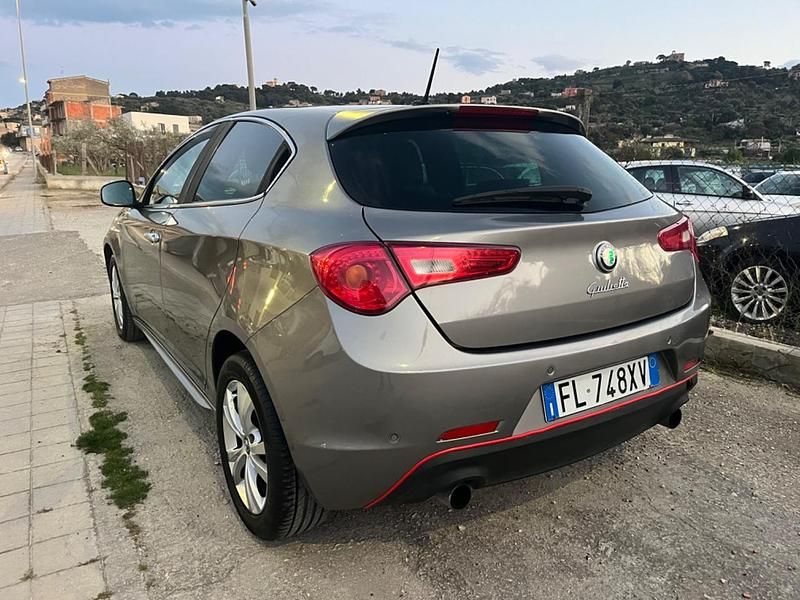 Usata Alfa Romeo Giulietta Exclusive 140 CV (102 kW) 2013 Grigio Utilitaria