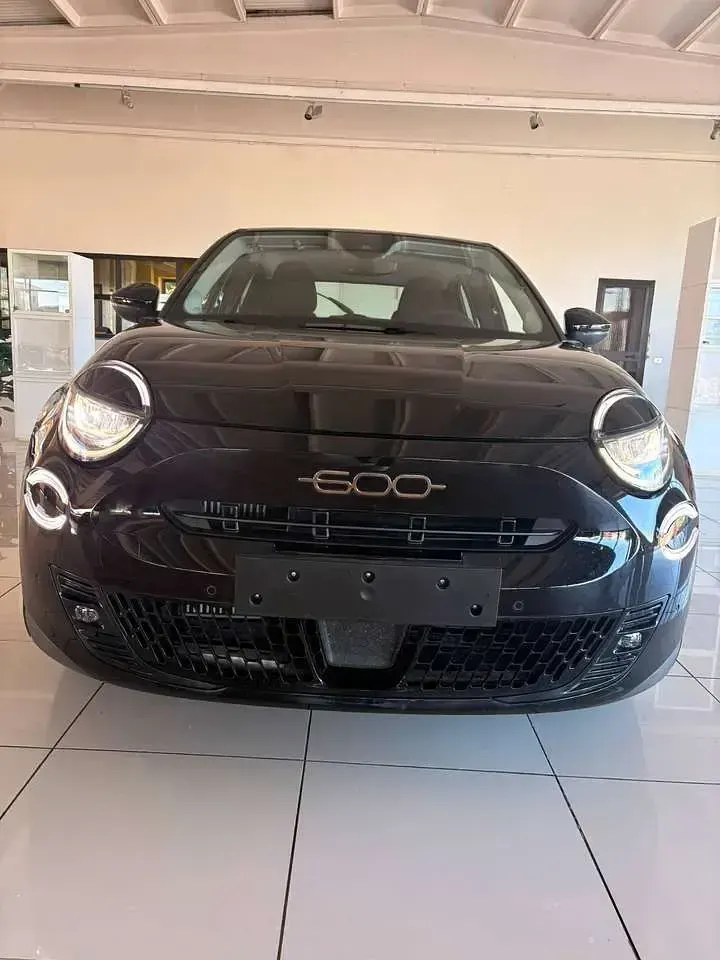 Usata Fiat 600 136 CV (100 kW) 2025 Nero SUV