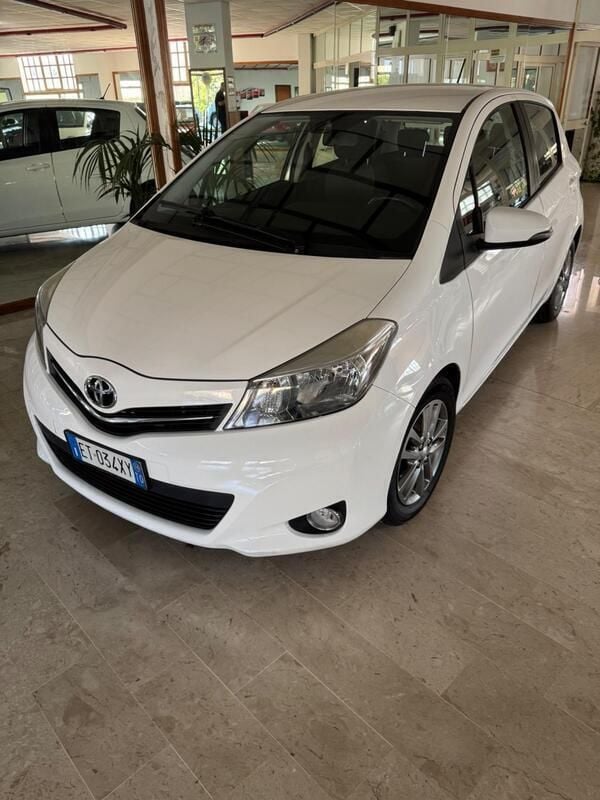 Usata Toyota Yaris Lounge 90 CV (66 kW) 2014 Bianco Berlina