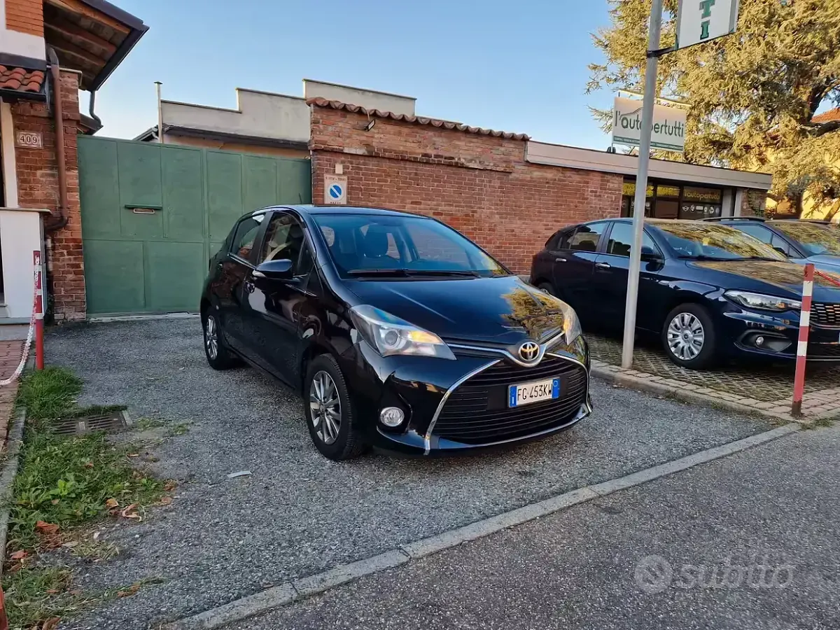 Usado Toyota Yaris 69 CV (50 kW) 2016 Negro Berlina