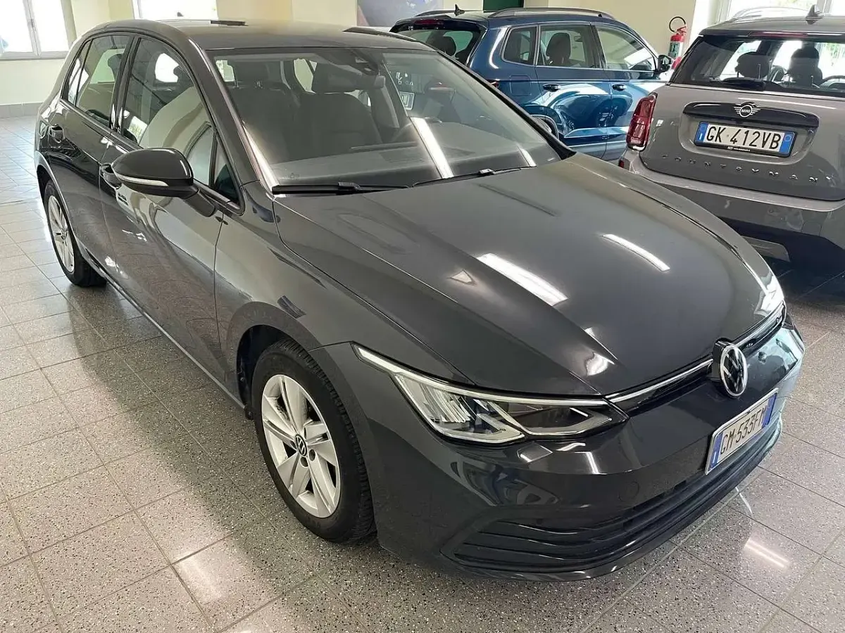 Usata VW Golf VIII Life 116 CV (85 kW) 2023 Grigio scuro Berlina