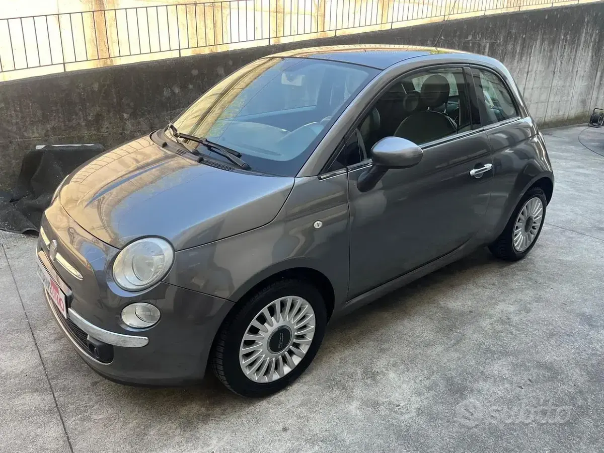 Begagnad Fiat 500 Lounge 95 HK (69 kW) 2011 Grå Sedan