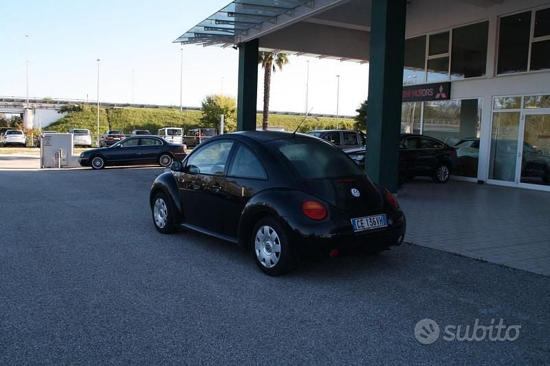 Usata VW New Beetle 102 CV (75 kW) 2003 Nero Utilitaria