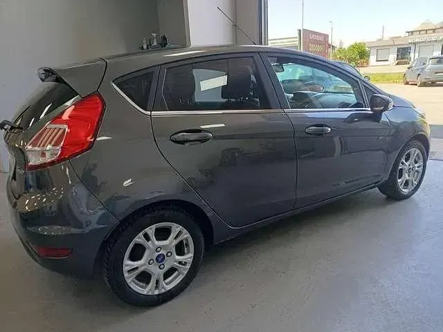 Usata Ford Fiesta 75 CV (55 kW) 2016 Grigio Utilitaria