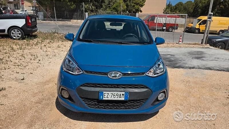 Blu Usata 2015 Hyundai i10 Basis Due volumi | 2300 € (Super prezzo) - Immagine 1/4