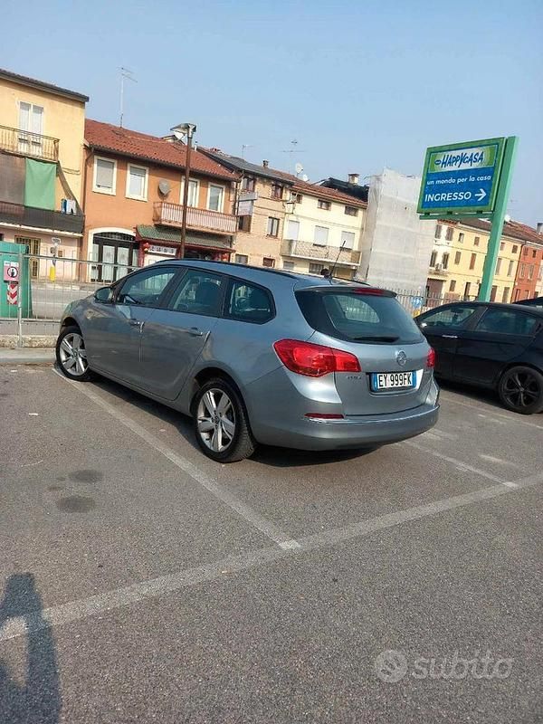 Usata Opel Astra 82 CV (60 kW) 2014 Berlina