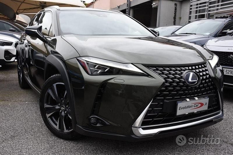 Usata Lexus UX Luxury Line 152 CV (111 kW) 2021 Verde metallizzato SUV