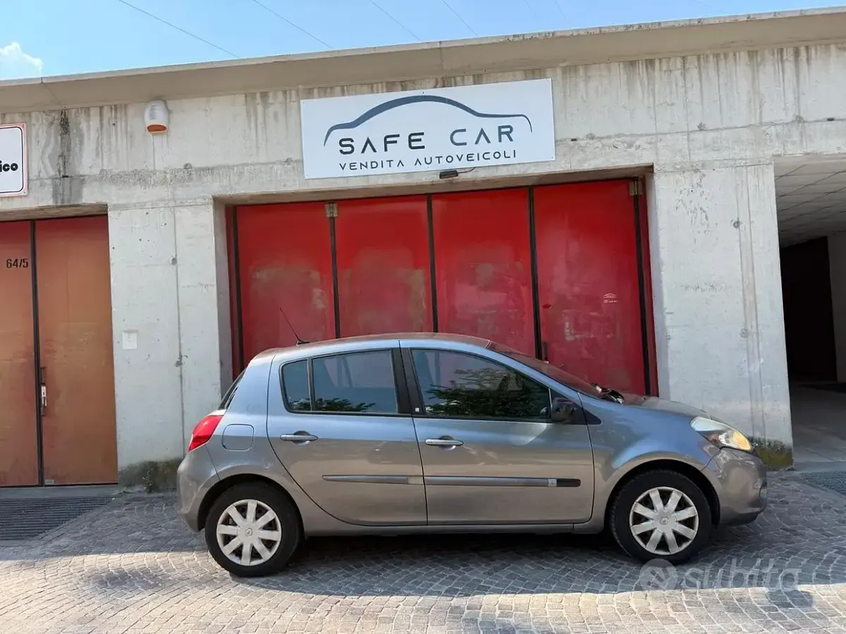 Usata Renault Clio Luxe 103 CV (75 kW) 2011 Grigio Utilitaria