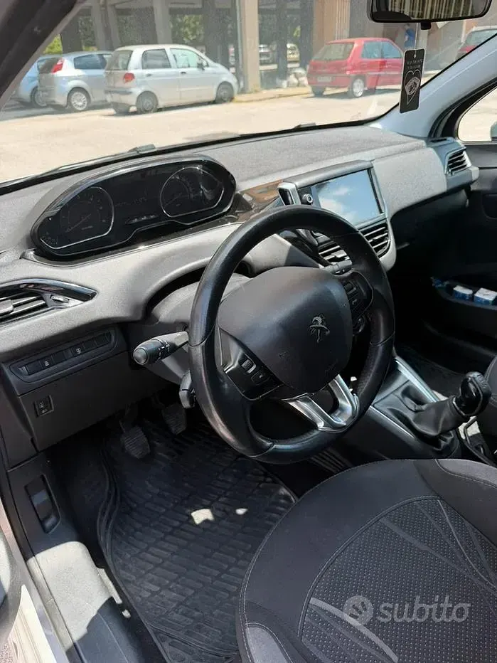 Usata Peugeot 208 68 CV (50 kW) 2015 Grigio Utilitaria