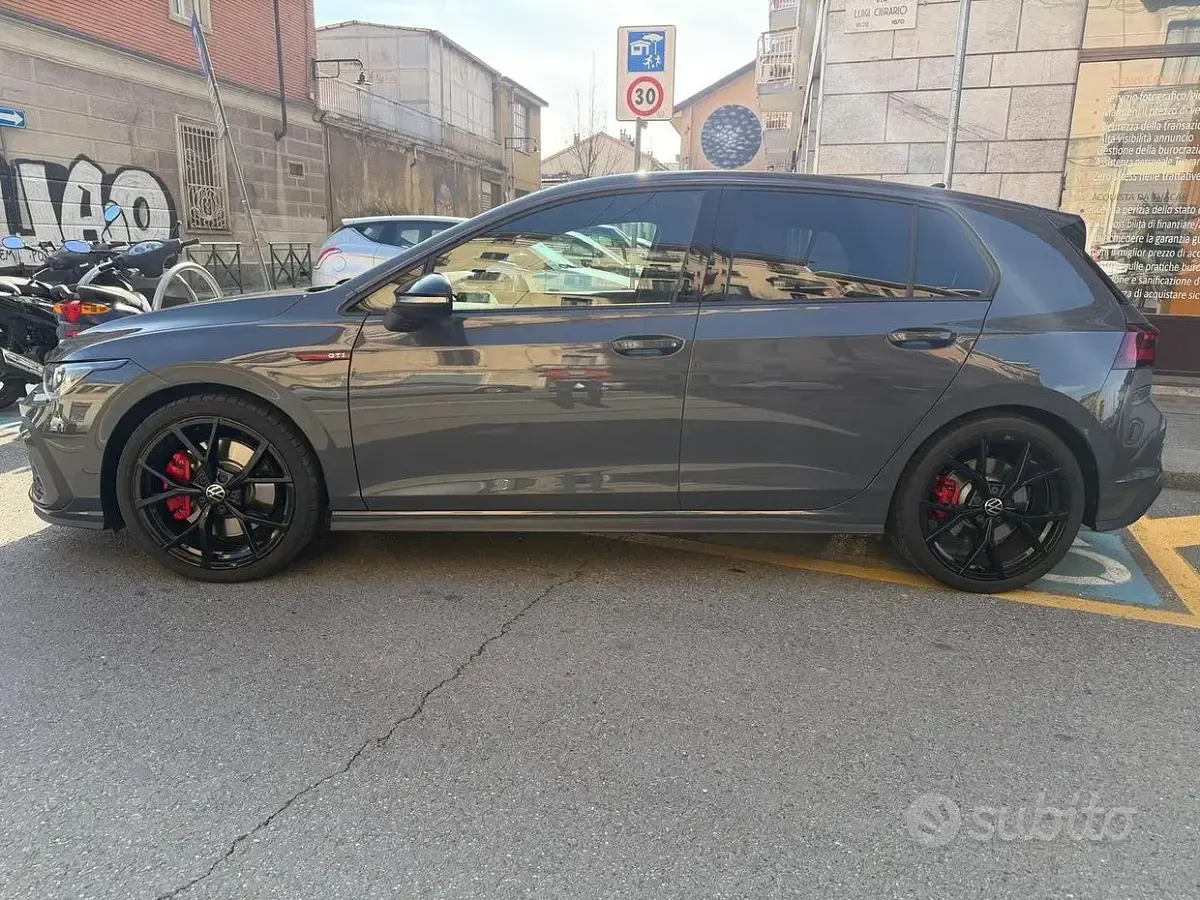 Usata VW Golf VIII GTI 245 CV (180 kW) 2024 Grigio Berlina