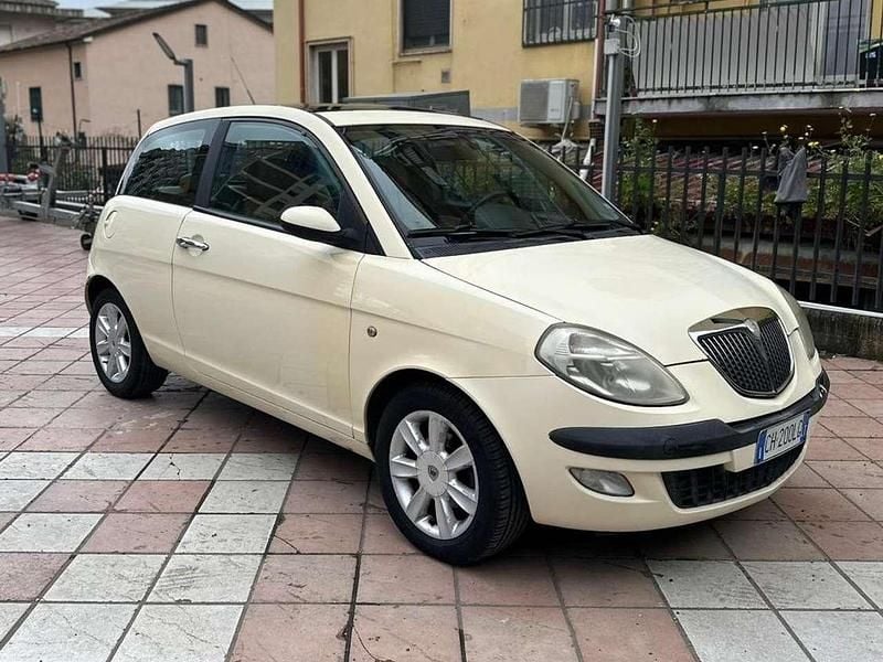 Usata Lancia Ypsilon 70 CV (51 kW) 2004 Beige Utilitaria