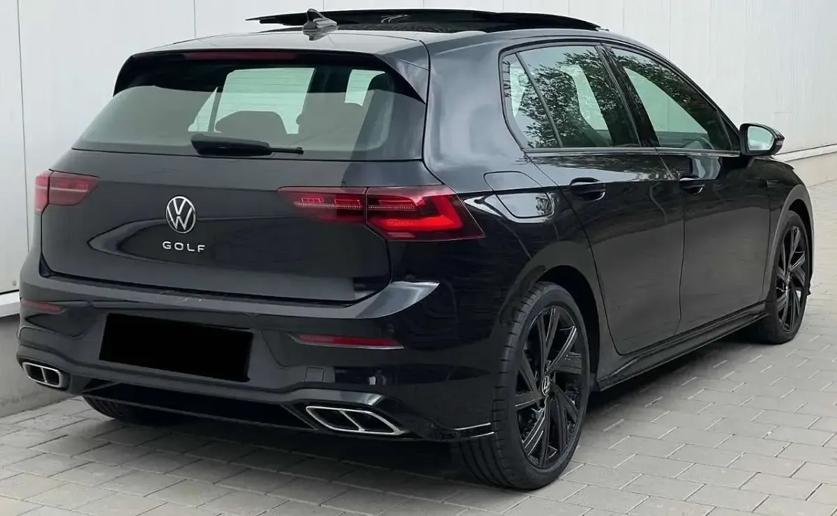 Usata VW Golf VIII R-line 150 CV (110 kW) 2023 Deep black Berlina
