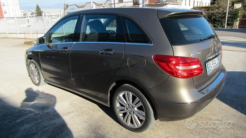 Usata Mercedes B200 Executive 156 CV (114 kW) 2014 Marrone Utilitaria