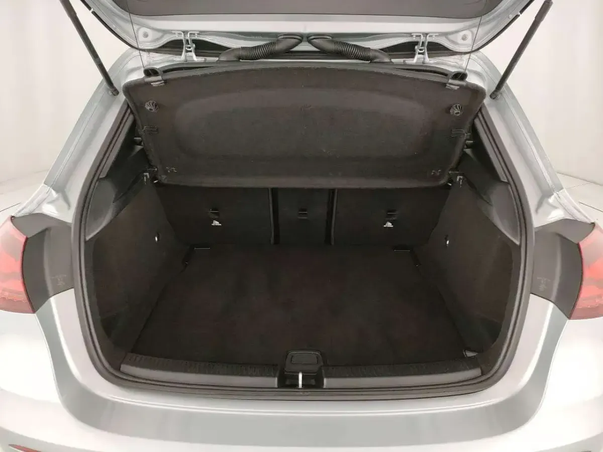Käytetty Mercedes A180 AMG Line Premium 136 HP (100 kW) 2025 Hopea Sedan