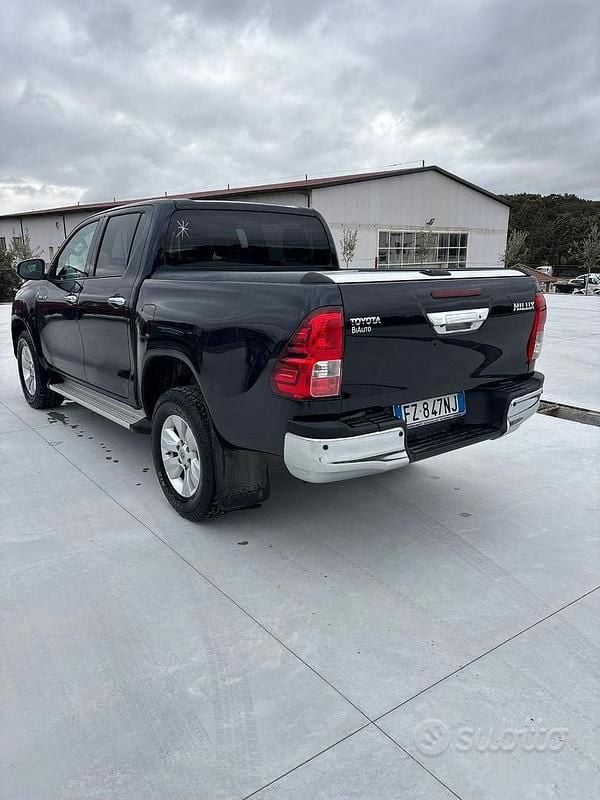 Usata Toyota HiLux Lounge 150 CV (110 kW) 2019 Nero Pick-up