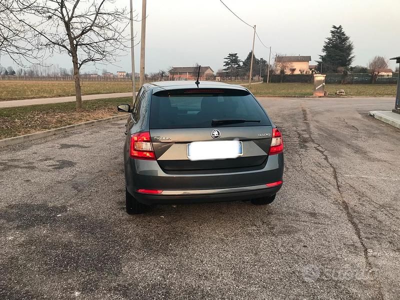 Usata Skoda Rapid 90 CV (66 kW) 2017 Grigio Berlina