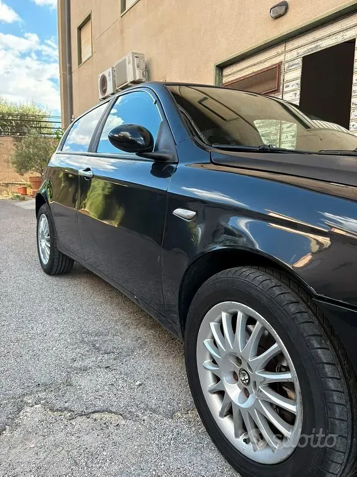 Usata Alfa Romeo 147 120 CV (88 kW) 2007 Nero Utilitaria