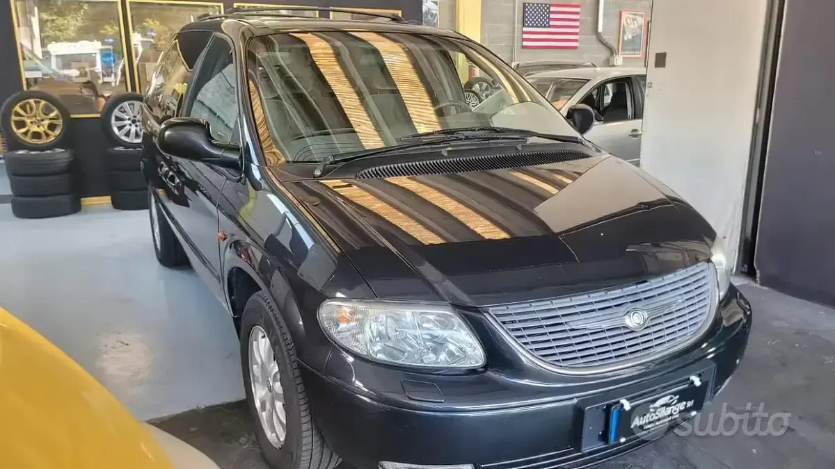 Usata Chrysler Voyager 141 CV (103 kW) 2001 Grigio Monovolume