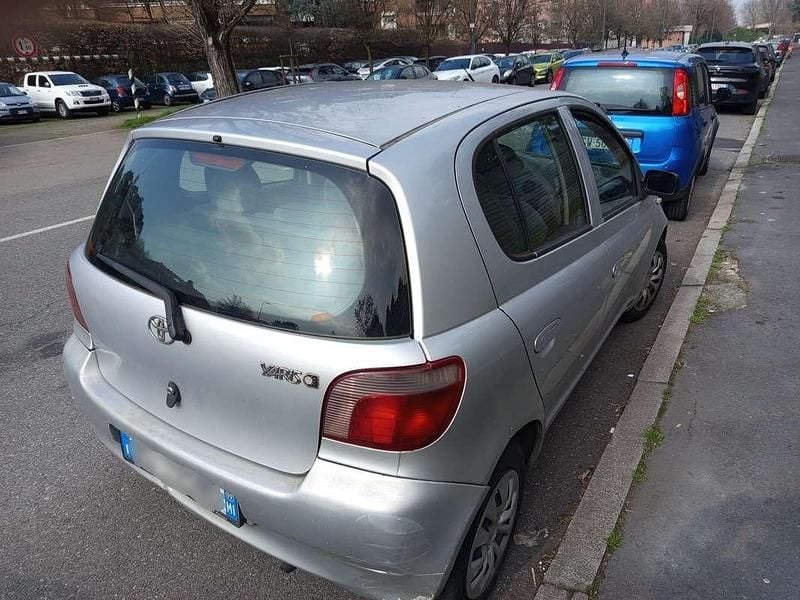 Usata Toyota Yaris Sol 68 CV (50 kW) 1999 Argento Berlina
