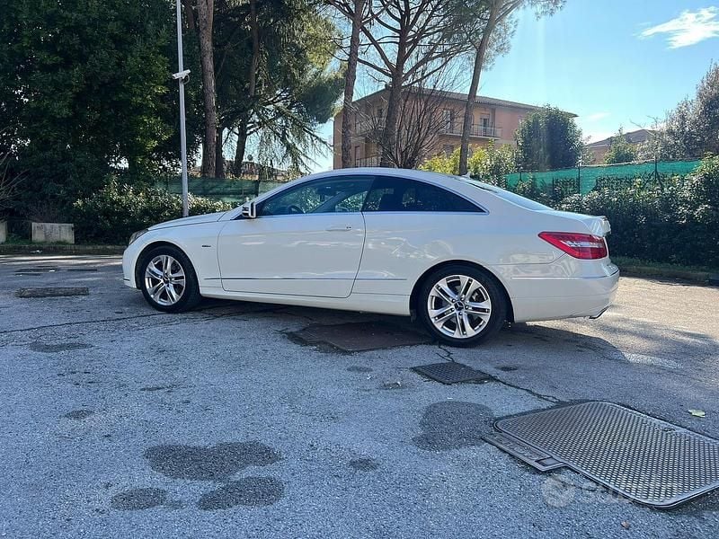 Usata Mercedes E220 170 CV (125 kW) 2011 Bianco Coupé