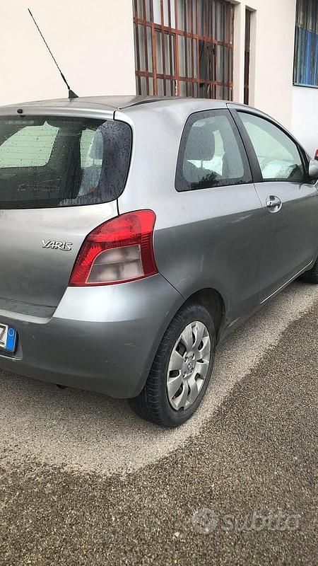 Usata Toyota Yaris 2006 Grigio Utilitaria