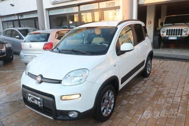 Usata Fiat Panda 4x4 S 95 CV (69 kW) 2016 Bianco pastello Utilitaria