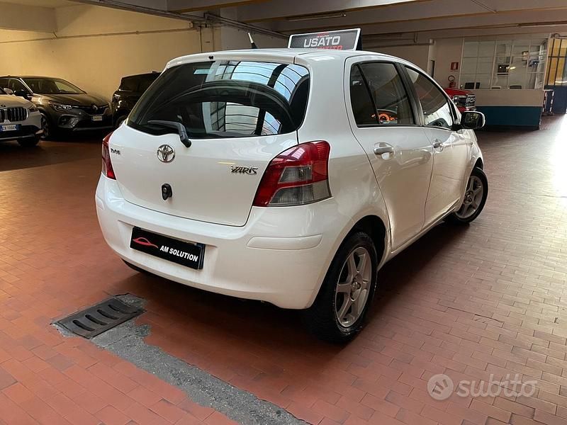 Gebraucht Toyota Yaris 69 PS (50 kW) 2011 Weiß Limousine
