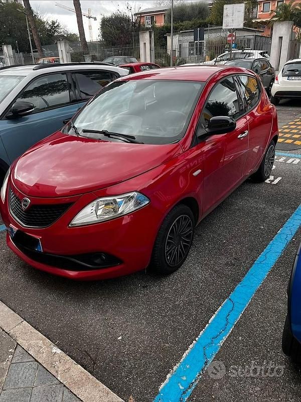 Usata Lancia Ypsilon Gold 69 CV (50 kW) 2018 Rosso Utilitaria