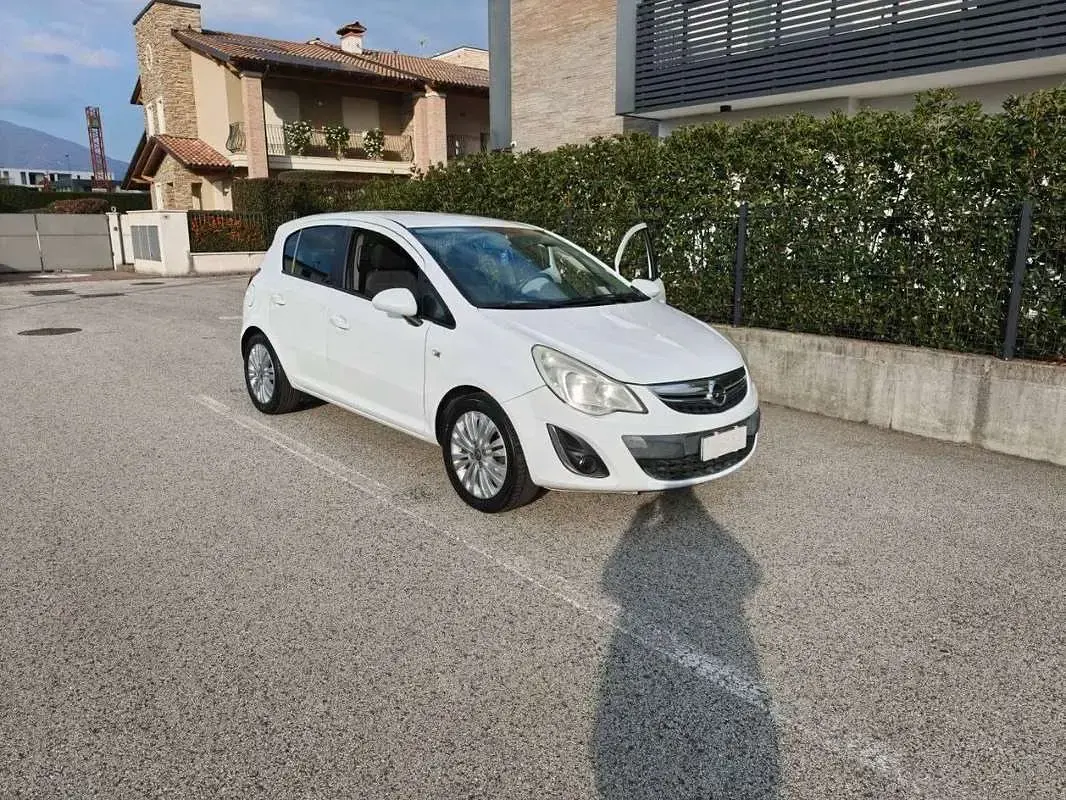 Usata Opel Corsa 86 CV (63 kW) 2012 Bianco Utilitaria
