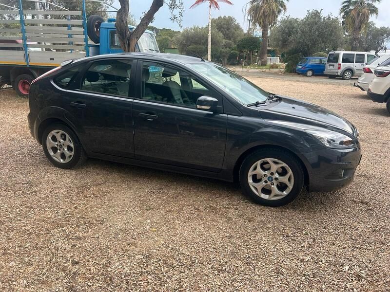 Blu Usata 2010 Ford Focus Tre volumi | 4600 € (Molto cara) - Immagine 1/4