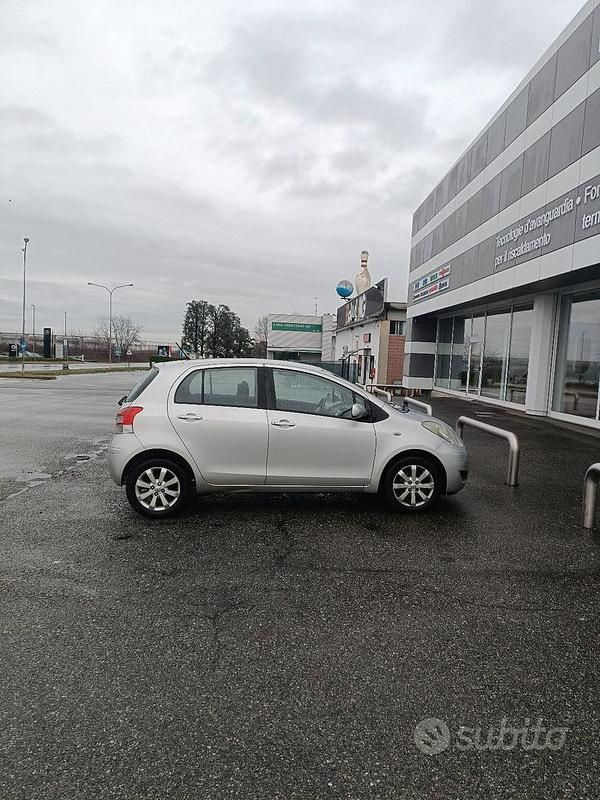 Usata Toyota Yaris 99 CV (72 kW) 2010 Grigio Berlina