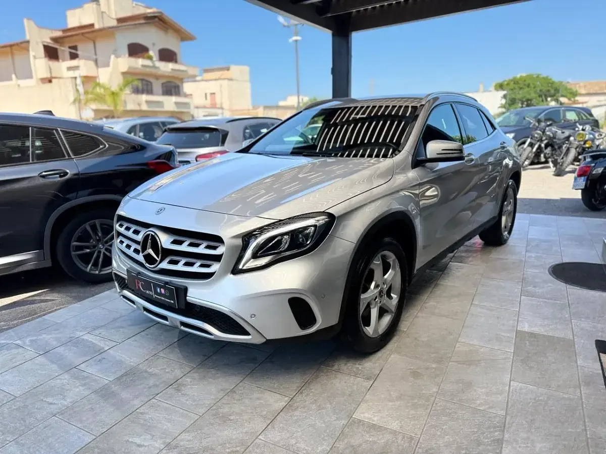 Usata Mercedes GLA200 136 CV (100 kW) 2018 Argento SUV
