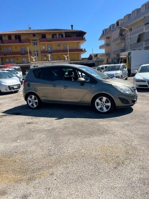 Usata Opel Meriva 110 CV (80 kW) 2011 Oro Monovolume