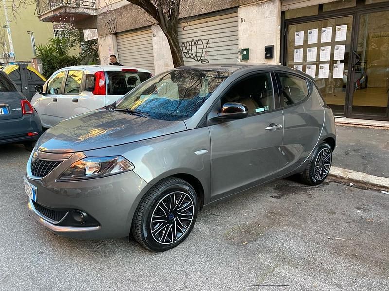 Usata Lancia Ypsilon Gold 69 CV (50 kW) 2023 Grigio Utilitaria