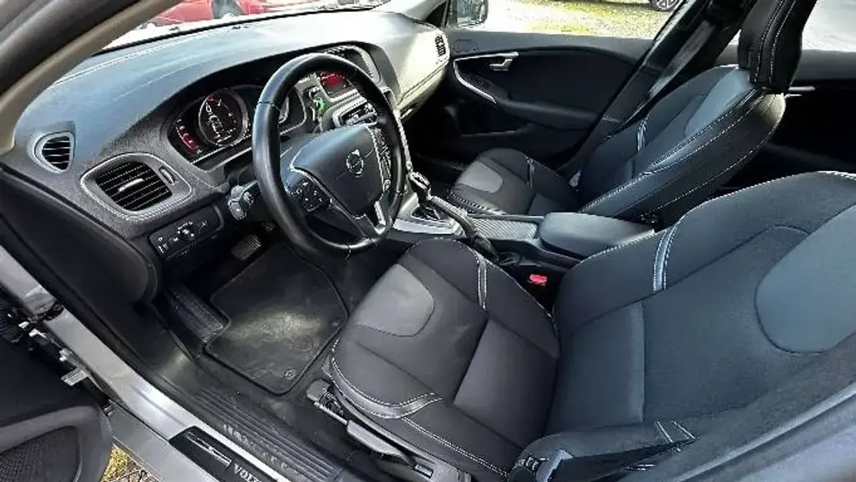 Usata Volvo V40 Business Edition 120 CV (88 kW) 2019 Argento Berlina