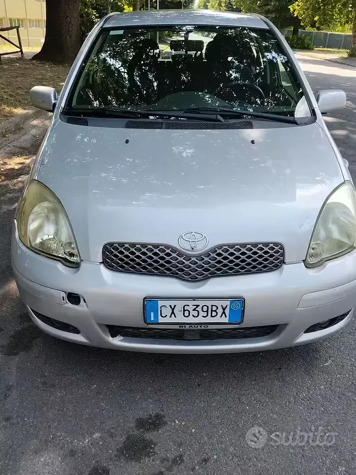 Usata Toyota Yaris 65 CV (47 kW) 2005 Grigio Berlina