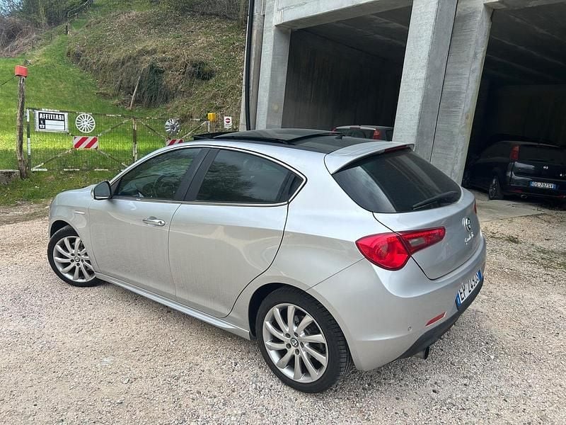 Usata Alfa Romeo Giulietta Exclusive 169 CV (124 kW) 2013 Grigio Utilitaria