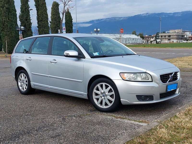 Grigio Usata 2009 Volvo V50 Momentum Station wagon | 2000 € (Ottimo prezzo) - Immagine 1/4