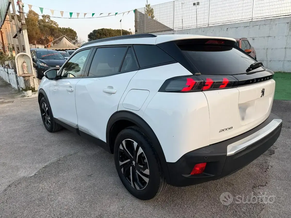 Używany Peugeot 2008 Allure 131 KM (96 kW) 2021 Biały SUV