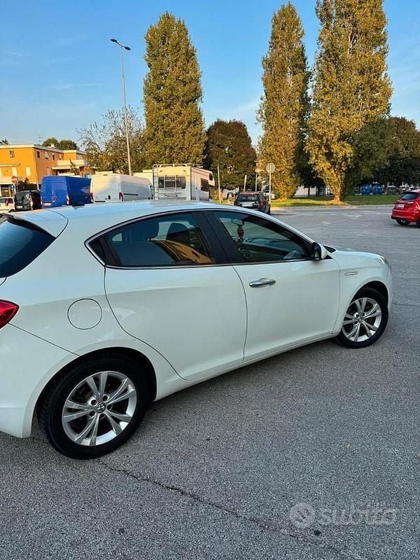 Usata Alfa Romeo Giulietta 105 CV (77 kW) 2013 Bianco Berlina
