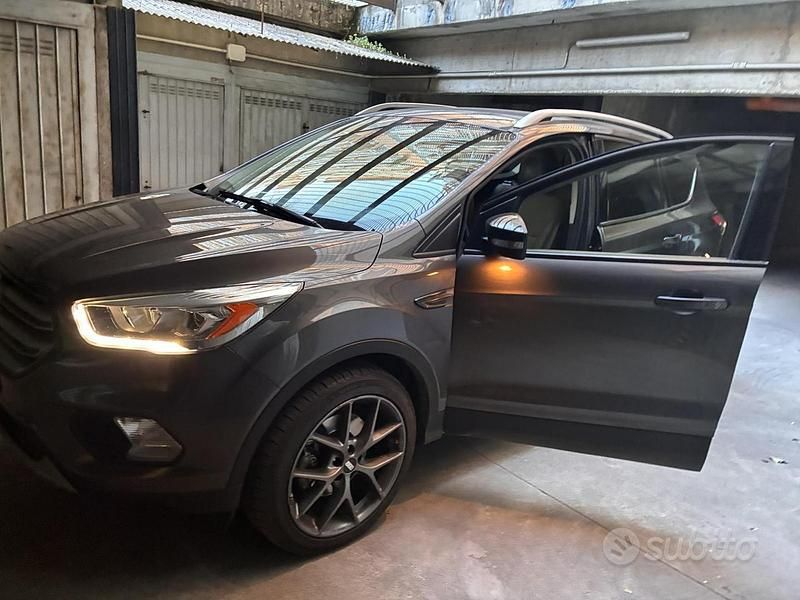 Usata Ford Kuga Titanium 120 CV (88 kW) 2016 Grigio SUV