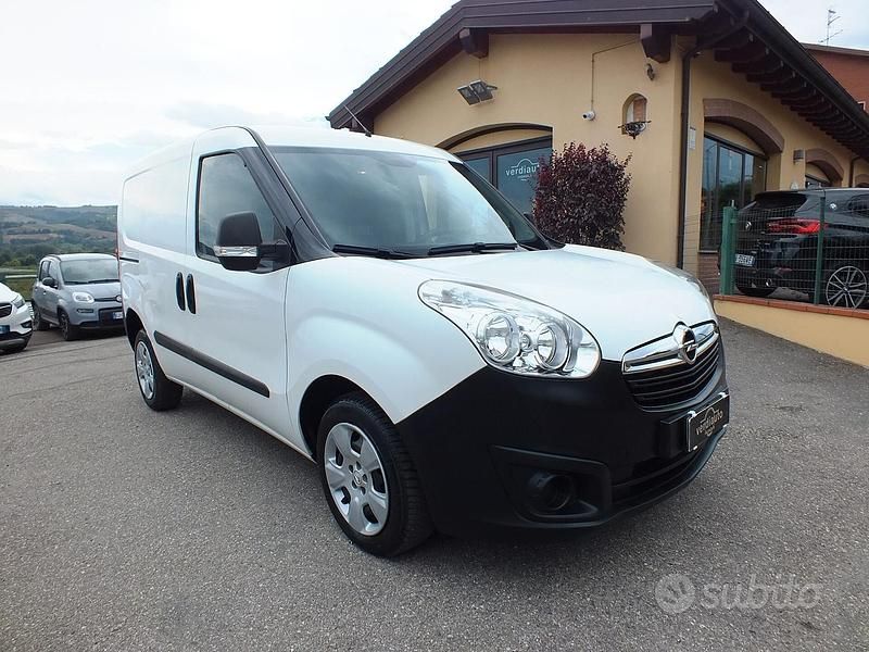 Bianco Usata 2017 Opel Combo Monovolume | 8000 € (Buon prezzo) - Immagine 1/4