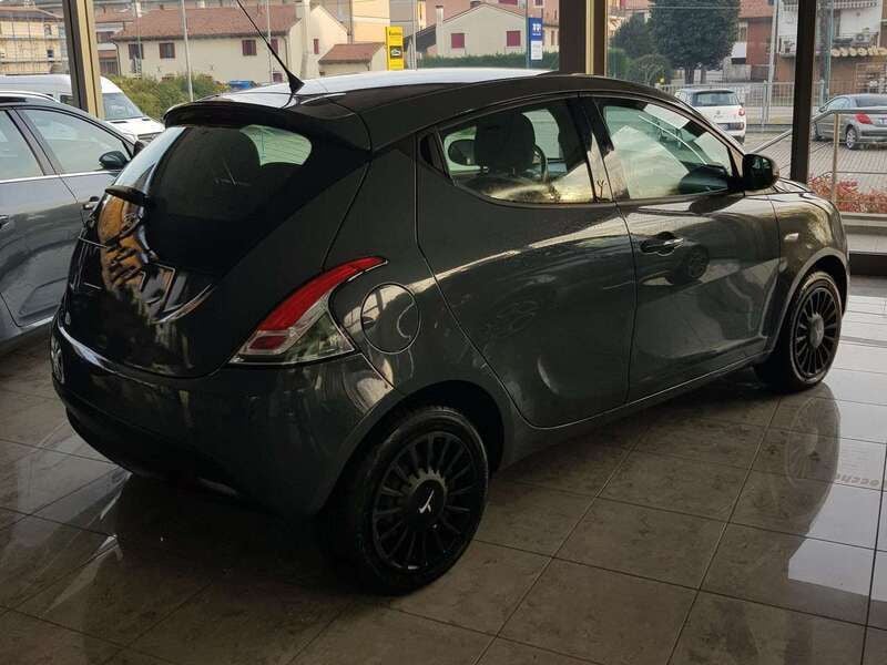Usata Lancia Ypsilon 69 CV (50 kW) 2014 Grigio Utilitaria